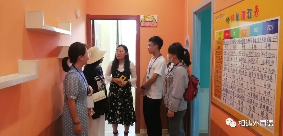 图片包含 游戏机, 站, 房间, 卧室描述已自动生成