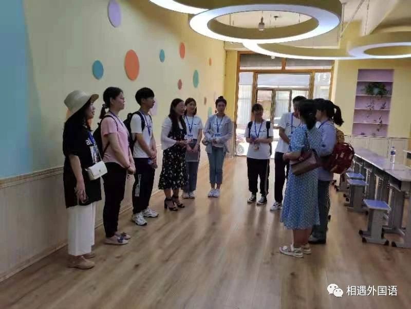 一群人站在房间里描述已自动生成